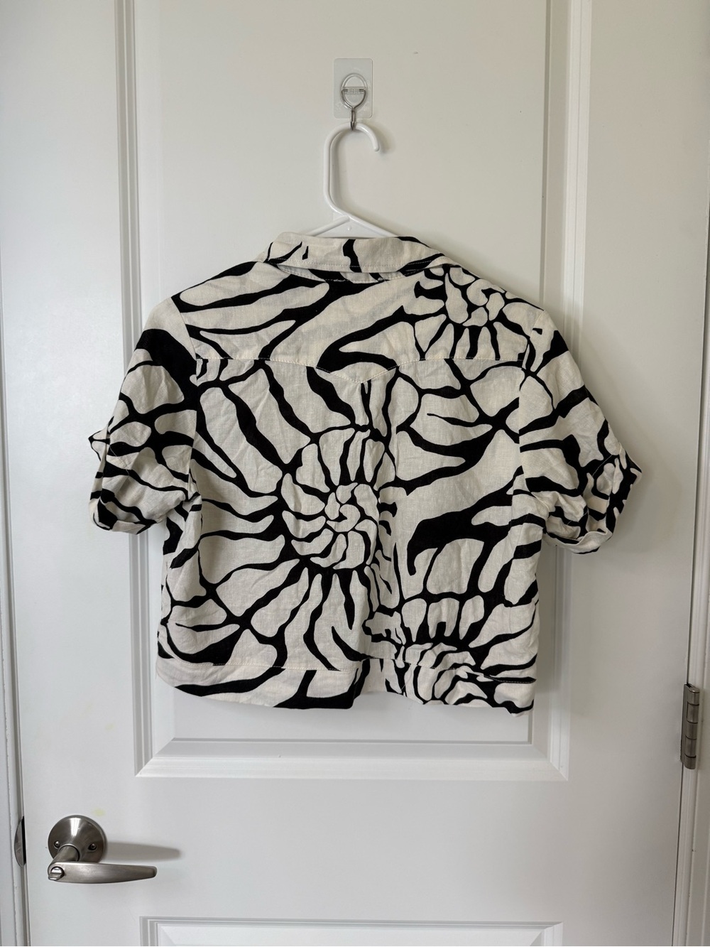 Rachel Zoe Linen Blend Black and White Abstract Cropped Button-Down - Picture 4 of 4